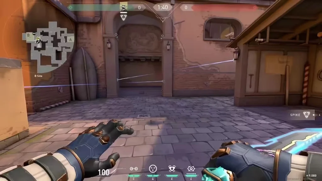 Como jogar de sentinela no Valorant: funções, posicionamento e dicas para dominar a role 1 Cypher no mapa Ascent do Valorant preparando uma estratégia de defesa no Bomb B Site, com visão em primeira pessoa e HUD do jogo exibida durante uma partida tática da Riot Games.
