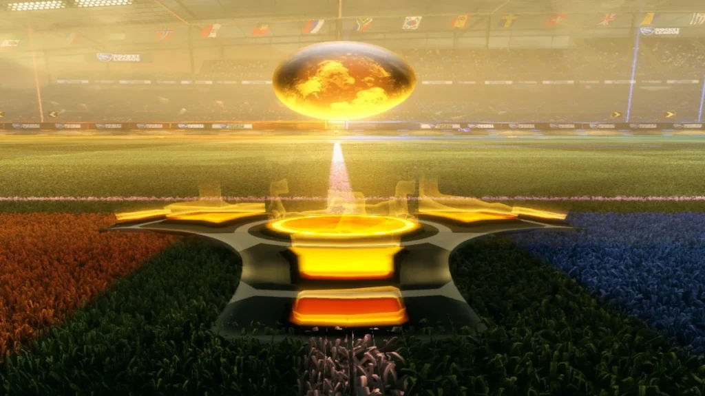 Boost no Rocket League: o que é, como funciona e por que ele é tão importante 2 Boost dourado do Rocket League no centro da arena, com a bola iluminada sobre o ponto de spawn e o campo dividido entre os times azul e laranja, destacando um item cosmético do jogo em alta qualidade.