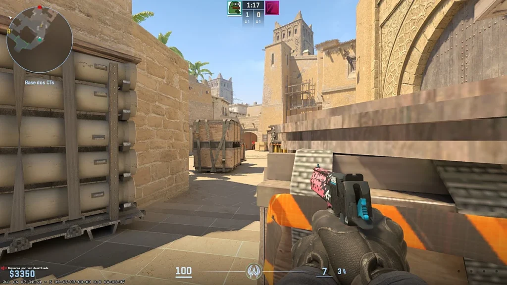 Visão em primeira pessoa da Base dos CTs no mapa Mirage do CS2, com corredor estreito e caixas de cobertura