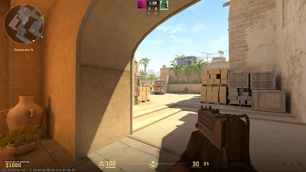 Visão em primeira pessoa da saída da Rampa dos Ts para o bombsite A no mapa Mirage do CS2.
