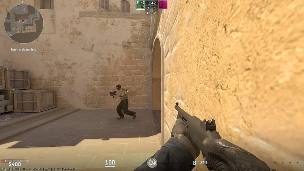 Jogador mirando personagem terrorista do CS2 durante confronto na saída da caverna do mapa Mirage.
