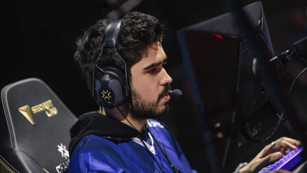 First Kill no Valorant: por que a primeira eliminação é tão importante nas partidas 2 Aspas, jogador profissional de Valorant do MIBR, durante uma partida oficial em campeonato de VALORANT, utilizando headset e concentrado em frente ao computador durante competição de esports.